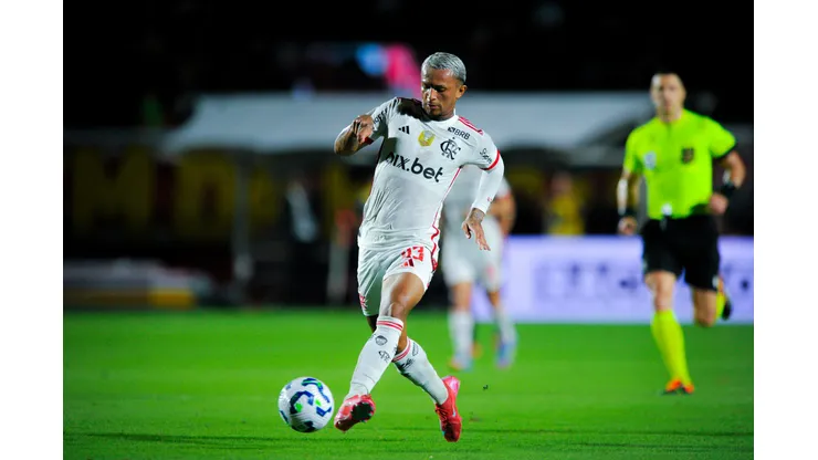 BA - SALVADOR - 06/04/2025 - BRASILEIRO A 2025, VITORIA X FLAMENGO - Wesley jogador do Flamengo durante partida contra o Vitoria no estadio Barradao pelo campeonato Brasileiro A 2025. Foto: Jhony Pinho/AGIF