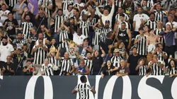 Patrick de Paula comemora gol do Botafogo com a torcida. Foto: Vítor Silva/Botafogo.