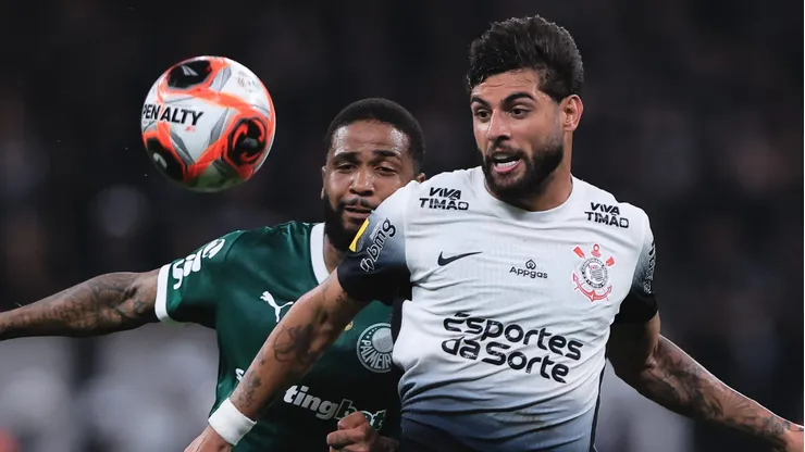 Yuri Alberto jogador do Corinthians disputa lance com Micael jogador do Palmeiras -Foto: Ettore Chiereguini/AGIF