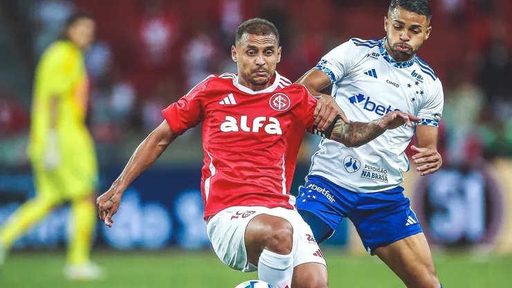 Alan Patrick jogador do Internacional disputa lance com Wanderson jogador do Cruzeiro - Foto: Giancarlo Santorum/AGIF