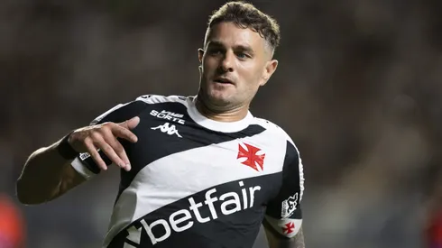 Vegetti soma 12 gols de cabeça com a camisa do Vasco.