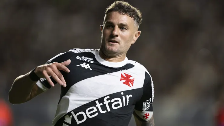 Vegetti soma 12 gols de cabeça com a camisa do Vasco.