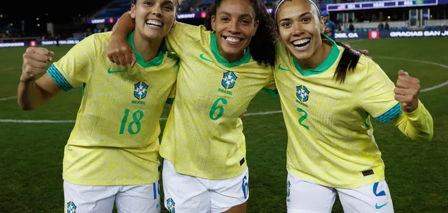 Yasmim  comemora vitória da Seleção com as companheiras de elenco Gabi Portilho e Antônia. Foto: Rafael Ribeiro/CBF