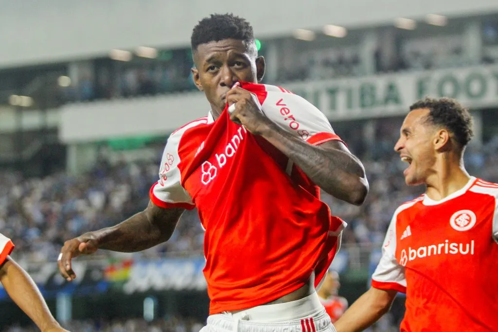 PR – CURITIBA – 22/06/2024 – BRASILEIRO A 2024, GREMIO X INTERNACIONAL – Vitao jogador do Internacional comemora seu gol durante partida contra o Gremio no estadio Couto Pereira pelo campeonato Brasileiro A 2024. Foto: Lucas Gabriel Cardoso/AGIF