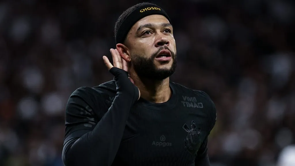 Memphis Depay brilhou diante do Vasco - Foto: Fabio Giannelli/AGIF.