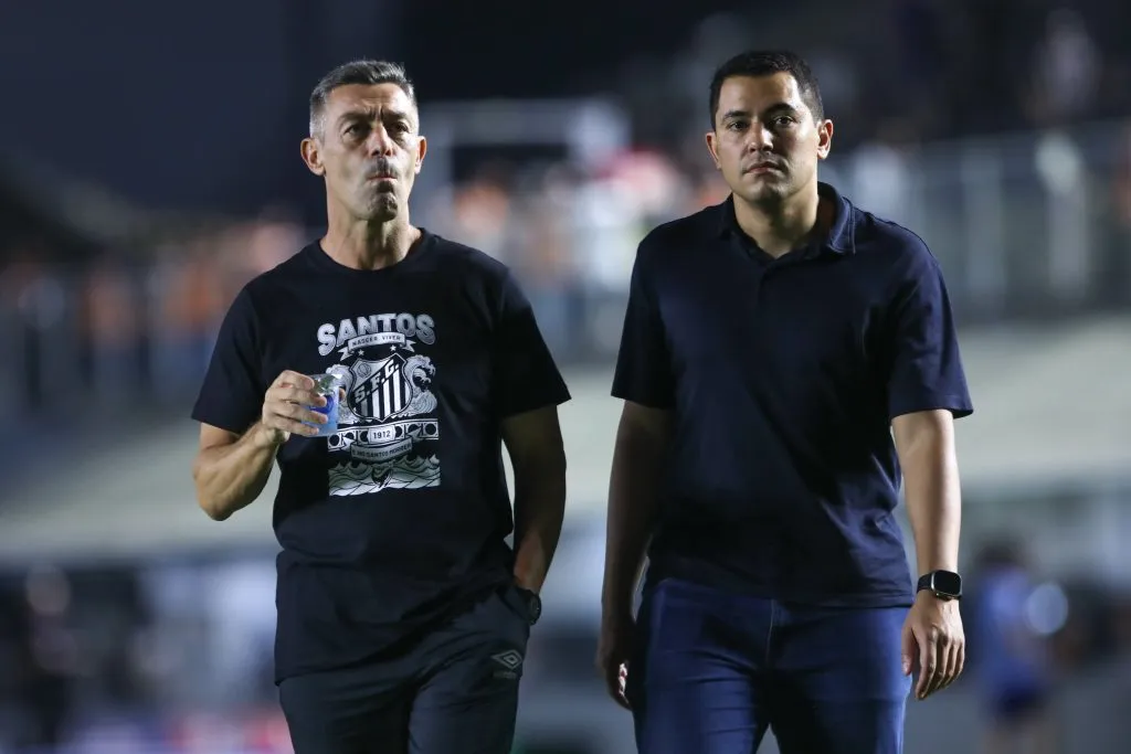 SP – SANTOS – 16/02/2025 – PAULISTA 2025, SANTOS X AGUA SANTA – Pedro Caixinha tecnico do Santos e Pedro Martins CEO do Santos antes da partida contra o Agua Santa no estadio Vila Belmiro pelo campeonato Paulista 2025. Foto: Reinaldo Campos/AGIF