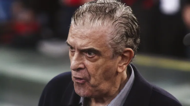 Presidente do Athletico-PR, Petraglia acusa o Corinthians de calote pelo volante Alex Santana.