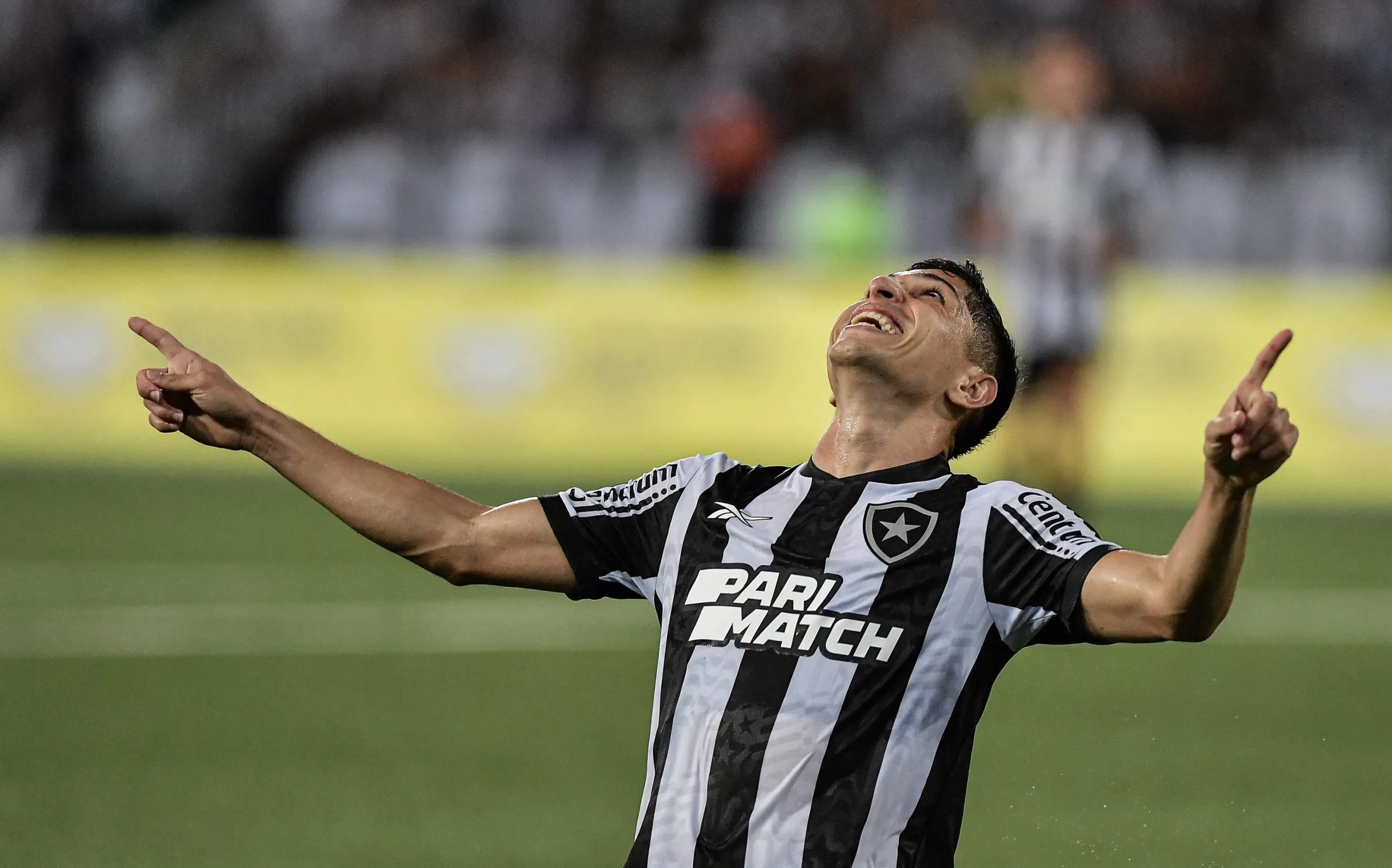 Savarino, jogador do Botafogo comemora seu gol durante partida contra o Aurora no Nilton Santos pela Copa Libertadores 2024. Foto: Thiago Ribeiro/AGIF