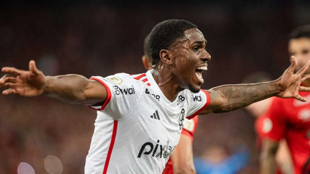 Ewertton Araújo teve atuação fraca em derrota do Flamengo para Central Córdoba e Filipe Luís acabou sendo criticado – Foto: Divulgação/CRF