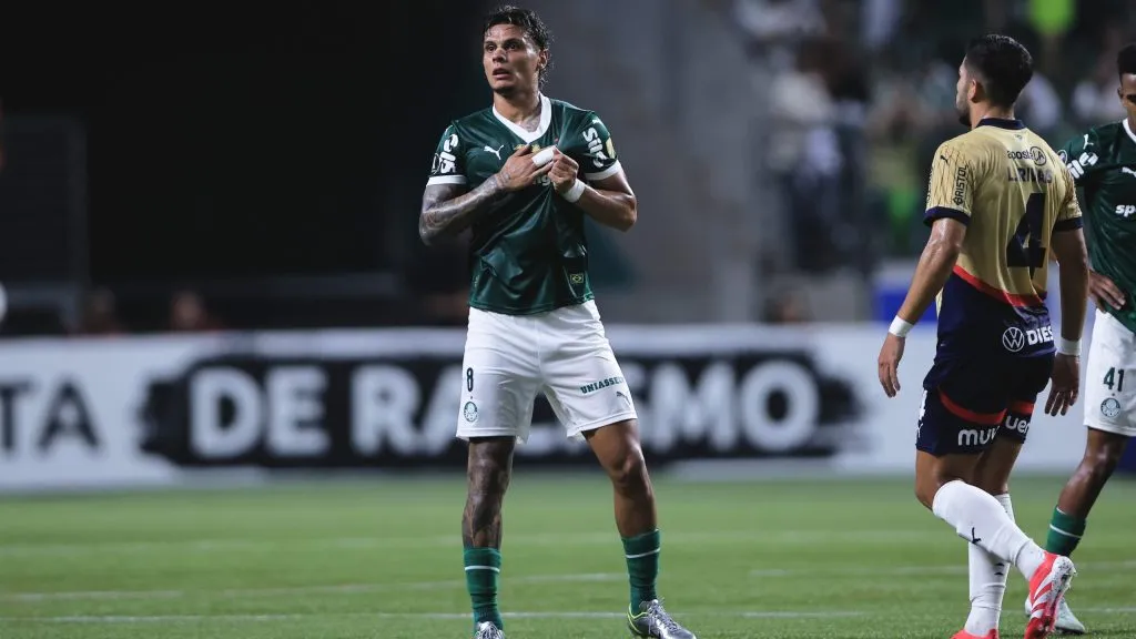 Richard Rios, jogador do Palmeiras, pede desculpas a torcida do Palmeiras ao ser substituido durante partida contra o Cerro Porteno no estadio Arena Allianz Parque pelo campeonato Copa Libertadores 2025. Foto: Ettore Chiereguini/AGIF