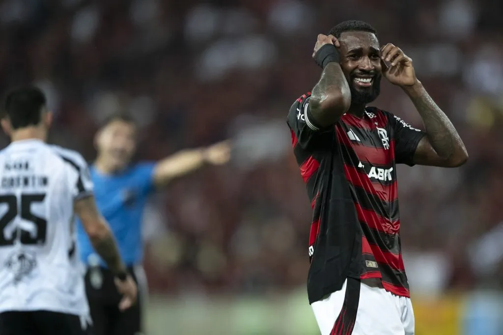 Gerson jogador do Flamengo lamenta durante partida contra o Cordoba no estadio Maracana pelo campeonato Copa Libertadores 2025. Foto: Jorge Rodrigues/AGIF