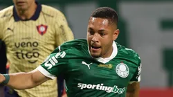 Vitor Roque durante partida contra o Cerro