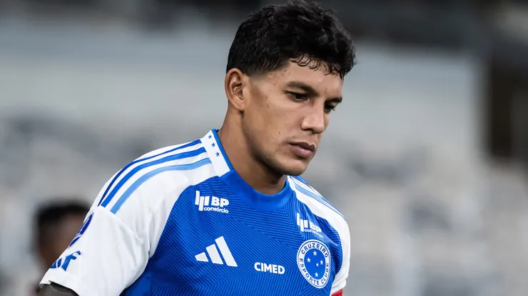 Lucas Romero durante a entrada dos atletas no gramado.
