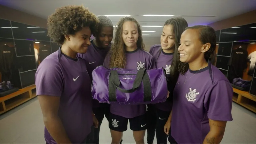 Elenco do Corinthians feminino em parceria com marca de cosméticos