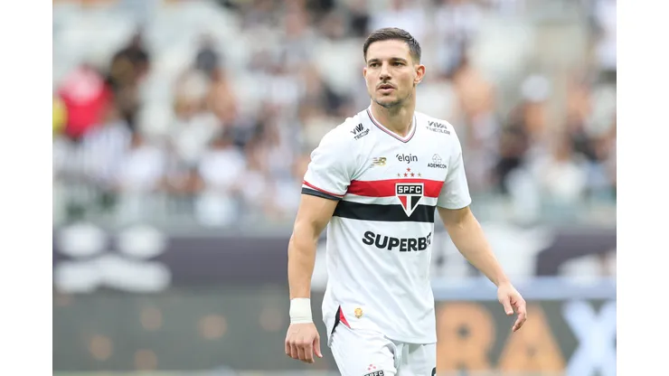 SP - BELO HORIZONTE - 06/04/2025 - BRASILEIRO A 2025, ATLETICO-MG X SAO PAULO - Cedric Soares jogador do Sao Paulo durante partida contra o Atletico-MG no estadio Mineirao pelo campeonato Brasileiro A 2025. Foto: Gilson Lobo/AGIF