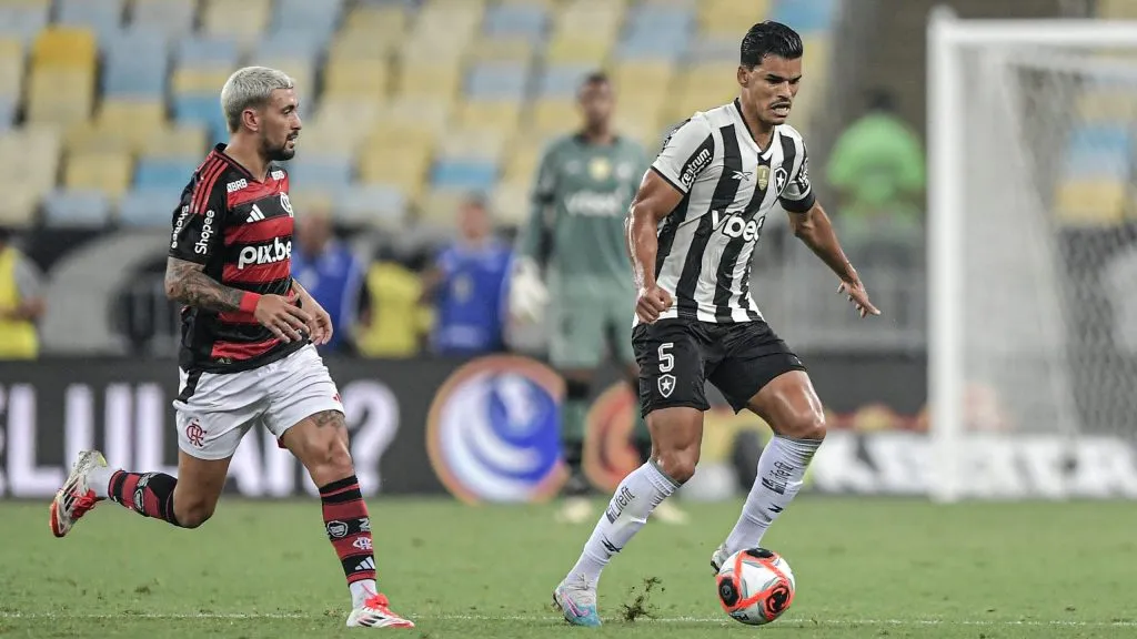  Danilo Barbosa jogador do Botafogo durante partida contra o Flamengo no estádio Maracanã pelo campeonato Carioca 2025. Foto: Thiago Ribeiro/AGIF