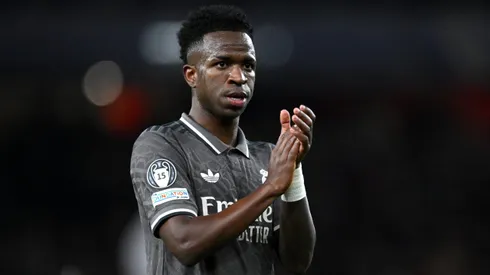 LONDON, ENGLAND - APRIL 08: Vinicius Junior of Real Madrid acknowledges the fans after his team's defeat in the UEFA Champions League 2024/25 Quarter Final First Leg match between Arsenal FC and Real Madrid C.F. at Emirates Stadium on April 08, 2025 in London, England. (Photo by Justin Setterfield/Getty Images)