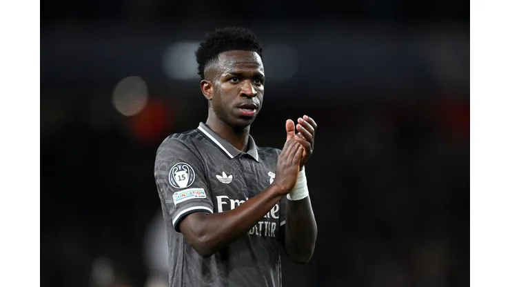 LONDON, ENGLAND - APRIL 08: Vinicius Junior of Real Madrid acknowledges the fans after his team's defeat in the UEFA Champions League 2024/25 Quarter Final First Leg match between Arsenal FC and Real Madrid C.F. at Emirates Stadium on April 08, 2025 in London, England. (Photo by Justin Setterfield/Getty Images)