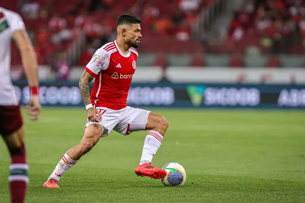 Bruno Tabata em campo pelo Inter – Foto: Maxi Franzoi/AGIF