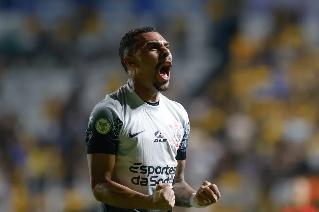 SC – CRICIUMA – 30/11/2024 – BRASILEIRO A 2024, CRICIUMA X CORINTHIANS – Matheuzinho jogador do Corinthians comemora durante partida contra o Criciuma no estadio Heriberto Hulse pelo campeonato Brasileiro A 2024. Foto: Leonardo Hubbe/AGIF
