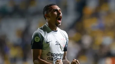 Matheuzinho jogador do Corinthians comemora durante partida contra o Criciúma no estádio Heriberto Hulse pelo campeonato Brasileiro A 2024. Foto: Leonardo Hubbe/AGIF