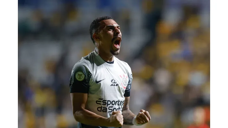 Matheuzinho jogador do Corinthians comemora durante partida contra o Criciúma no estádio Heriberto Hulse pelo campeonato Brasileiro A 2024. Foto: Leonardo Hubbe/AGIF