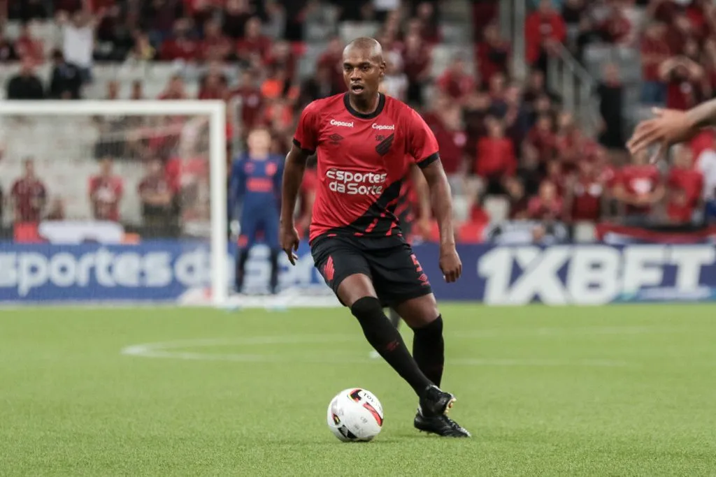 Fernandinho em campo pelo Athletico – Foto: Robson Mafra/AGIF