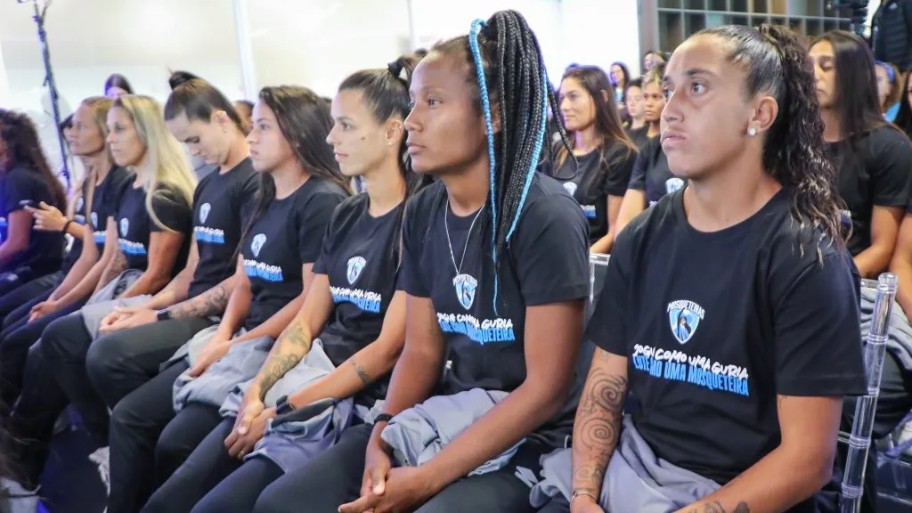 Jogadoras do Grêmio Feminino no evento sobre a nova marca do clube