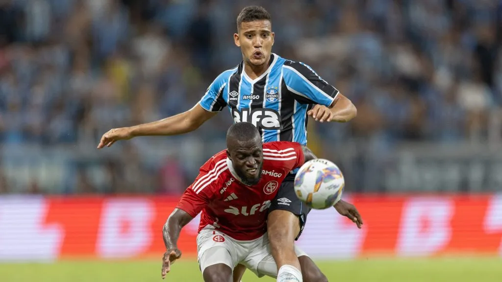 Gustavo Martins jogador do Grêmio disputa lance com Valência jogador do Internacional durante partida no estádio Arena do Grêmio pelo campeonato Gaúcho 2025. Foto: Liamara Polli/AGIF