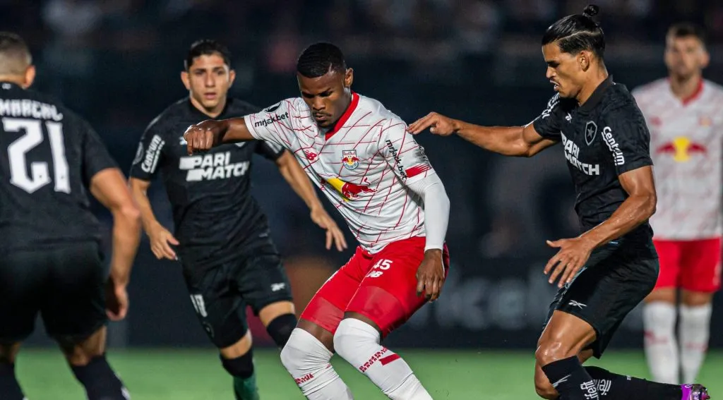 Nathan com a posse de bola em partida entre RB Bragantino e Botafogo. Foto: Sipa US / Alamy Stock Photo