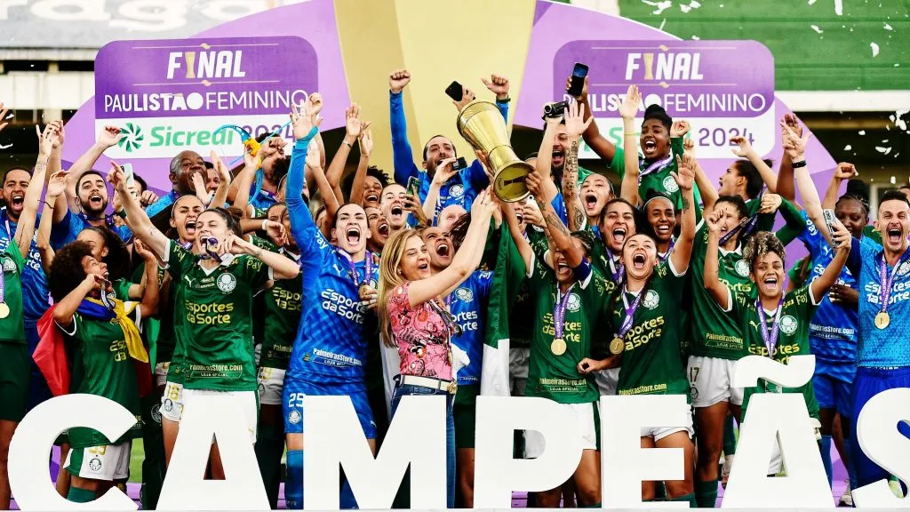 Time do Palmeiras na comemoração do título do paulista feminino em 2024