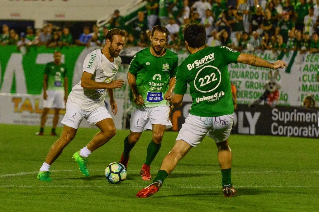 Roger Flores disputa lance com Everton Ribeiro e Deco no Jogo Beneficente dos Amigos da ABRAVIC (Associação Brasileira das Vítimas do Acidente com a Chapecoense) na Arena Condá, em Chapecó. Foto: Ricardo Luis Artifon/AGIF