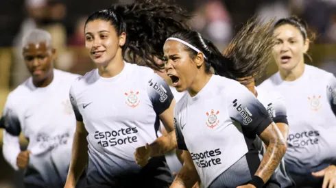 Corinthianas comemorando gol (Foto: Reprodução)