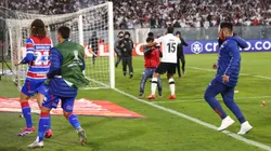 SANTIAGO, CHILE - APRIL 10: Players of Fortaleza escape the Colo Colo x Fortaleza pela Libertadores - Foto: Marcelo Hernandez/Getty Images