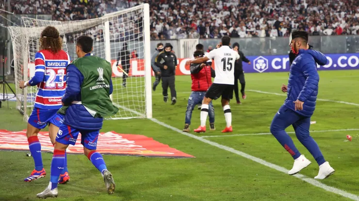 SANTIAGO, CHILE - APRIL 10: Players of Fortaleza escape the Colo Colo x Fortaleza pela Libertadores - Foto: Marcelo Hernandez/Getty Images