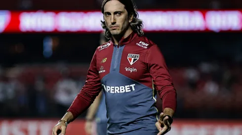 SP - SAO PAULO - 10/04/2025 - COPA LIBERTADORES 2025, SAO PAULO X ALIANZA LIMA - Luis Zubeldia tecnico do Sao Paulo antes da partida contra o Alianza Lima no estadio Morumbi pelo campeonato Copa Libertadores 2025. Foto: Fabio Giannelli/AGIF