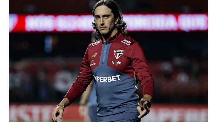 SP - SAO PAULO - 10/04/2025 - COPA LIBERTADORES 2025, SAO PAULO X ALIANZA LIMA - Luis Zubeldia tecnico do Sao Paulo antes da partida contra o Alianza Lima no estadio Morumbi pelo campeonato Copa Libertadores 2025. Foto: Fabio Giannelli/AGIF
