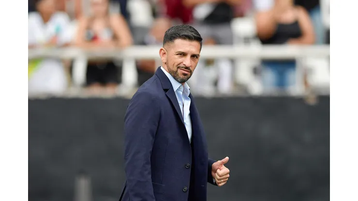 Emiliano Diaz auxiliar técnico do Vasco durante partida contra o Botafogo no estádio Engenhão pelo campeonato Carioca 2024. Foto: Thiago Ribeiro/AGIF