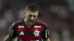 RJ - RIO DE JANEIRO - 09/04/2025 - COPA LIBERTADORES 2025, FLAMENGO X CORDOBA - Arrascaeta jogador do Flamengo lamenta durante partida contra o Cordoba no estadio Maracana pelo campeonato Copa Libertadores 2025.