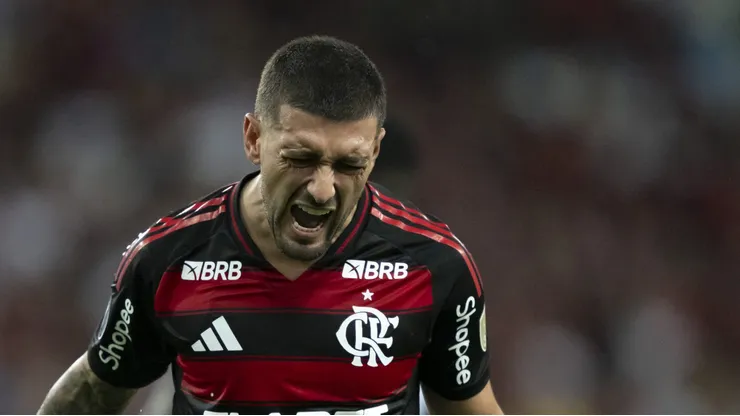 RJ - RIO DE JANEIRO - 09/04/2025 - COPA LIBERTADORES 2025, FLAMENGO X CORDOBA - Arrascaeta jogador do Flamengo lamenta durante partida contra o Cordoba no estadio Maracana pelo campeonato Copa Libertadores 2025.