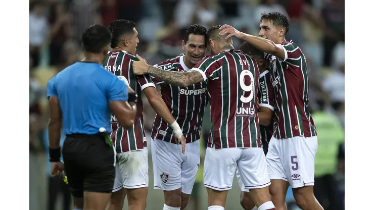 Serna jogador do Fluminense comemora seu gol com Ganso jogador da sua equipe durante partida contra o San Jose no estádio Maracanã pelo campeonato Copa Sul-americana 2025. Foto: Jorge Rodrigues/AGIF
