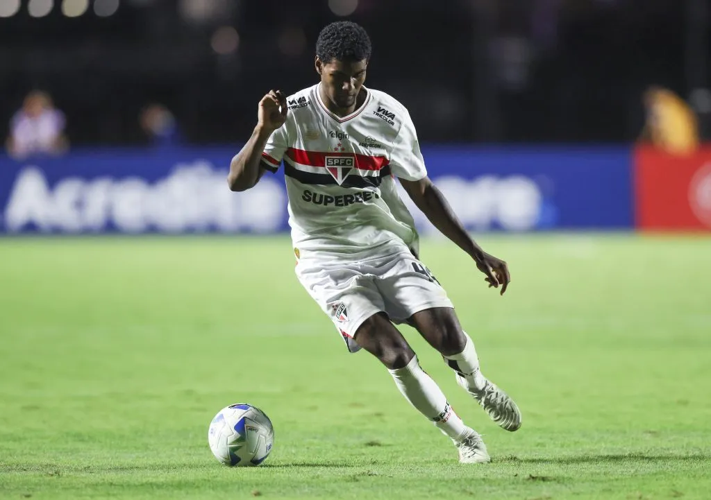 SAO PAULO, BRAZIL – APRIL 10: Lucas Ferreira of Sao Paulo controls the ball during a Copa CONMEBOL Libertadores 2025 match between Sao Paulo and Alianza Lima at MorumBIS on April 10, 2025 in Sao Paulo, Brazil.  (Photo by Alexandre Schneider/Getty Images)