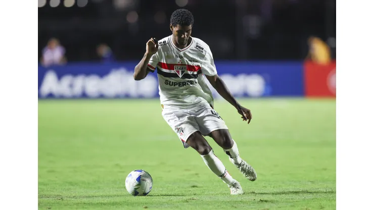 SAO PAULO, BRAZIL - APRIL 10: Lucas Ferreira of Sao Paulo controls the ball during a Copa CONMEBOL Libertadores 2025 match between Sao Paulo and Alianza Lima at MorumBIS on April 10, 2025 in Sao Paulo, Brazil. (Photo by Alexandre Schneider/Getty Images)