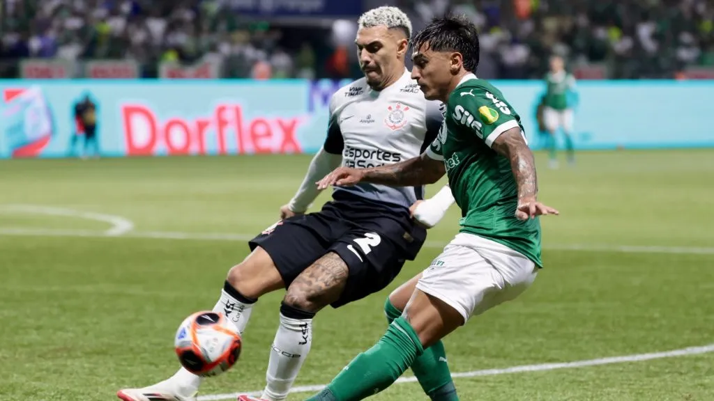 Facundo Torres jogador do Palmeiras disputa lance com Matheuzinho jogador do Corinthians durante partida no estádio Arena Allianz Parque pelo campeonato Paulista 2025. Foto: Marcello Zambrana/AGIF