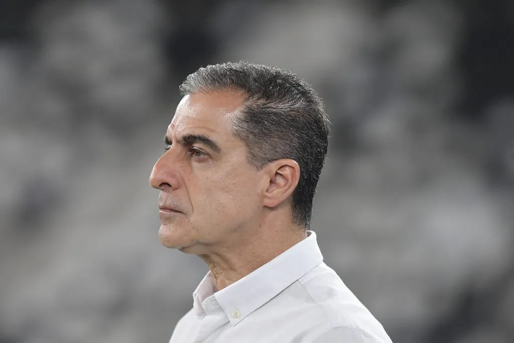 Renato Paiva à espera de novos reforços no Botafogo – Foto: Thiago Ribeiro/AGIF