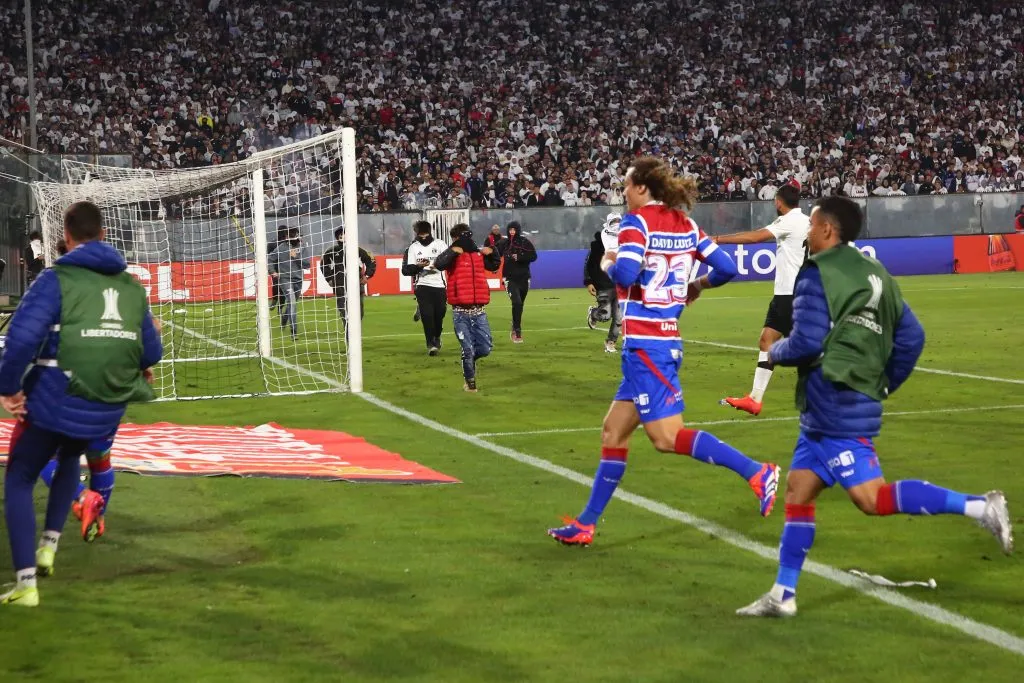 SANTIAGO, CHILE – APRIL 10: Players of Fortaleza scape the pitch during the CONMEBOL Copa Libertadores group E match between Colo Colo and Fortaleza at Estadio Monumental David Arellano on April 10, 2025 in Santiago, Chile. According to Francisco Mores, Eastern Flagrancy Prosecutor, two people were killed in a stampede as a group of fans tried to force their way into Colo Colo’s Monumental stadium in Santiago. (Photo by Marcelo Hernandez/Getty Images)