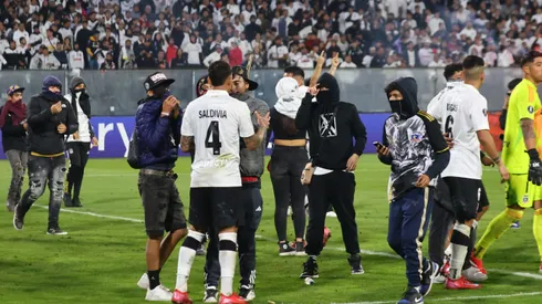 SANTIAGO, CHILE - APRIL 10: Fans enter the field as the match is suspended during the CONMEBOL Copa Libertadores group E match between Colo Colo and Fortaleza at Estadio Monumental David Arellano on April 10, 2025 in Santiago, Chile. According to Francisco Mores, Eastern Flagrancy Prosecutor, two people were killed in a stampede as a group of fans tried to force their way into Colo Colo's Monumental stadium in Santiago. (Photo by Marcelo Hernandez/Getty Images)
