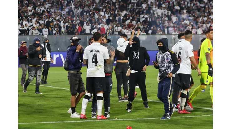 SANTIAGO, CHILE - APRIL 10: Fans enter the field as the match is suspended during the CONMEBOL Copa Libertadores group E match between Colo Colo and Fortaleza at Estadio Monumental David Arellano on April 10, 2025 in Santiago, Chile. According to Francisco Mores, Eastern Flagrancy Prosecutor, two people were killed in a stampede as a group of fans tried to force their way into Colo Colo's Monumental stadium in Santiago. (Photo by Marcelo Hernandez/Getty Images)