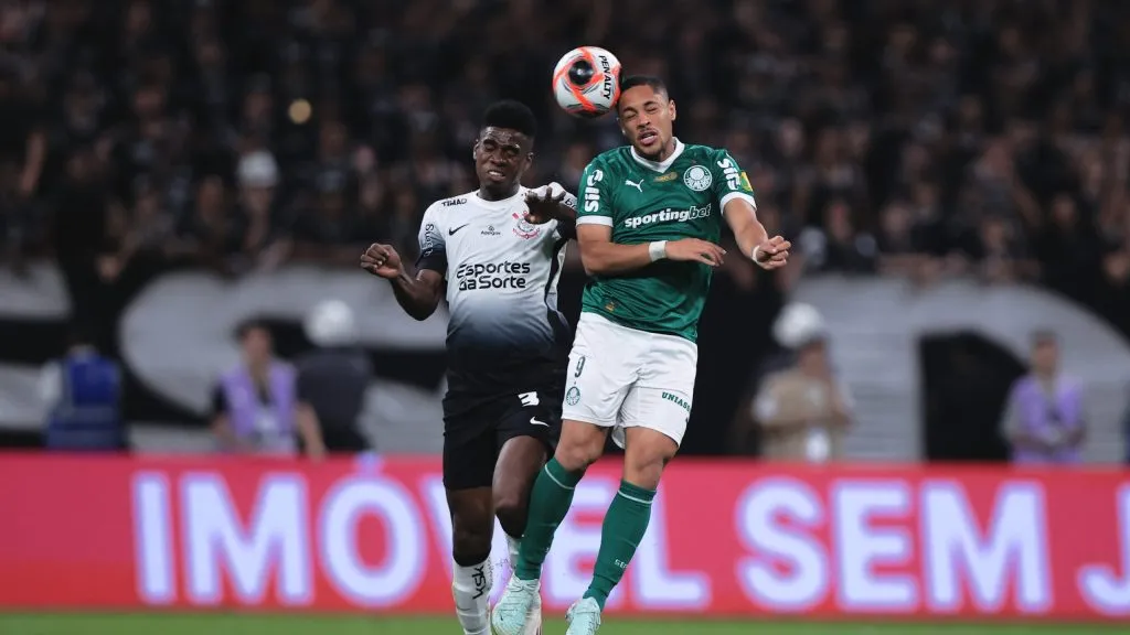 Félix Torres jogador do Corinthians disputa lance com Vitor Roque jogador do Palmeiras durante partida no estádio Arena Corinthians pelo campeonato Paulista 2025. Foto: Ettore Chiereguini/AGIF