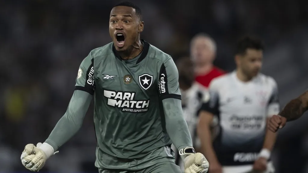 John Victor goleiro do Botafogo durante partida contra o Corinthians no estádio Engenhão pelo campeonato Brasileiro A 2024. Foto: Jorge Rodrigues/AGIF